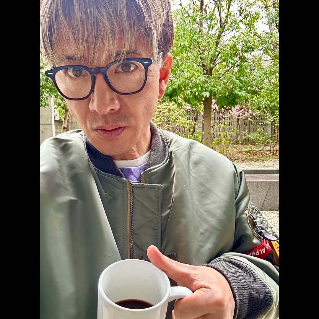 木村拓哉、寒さに一言「さぶっ！！」MA-1姿とホットコーヒーが絵になりすぎ！