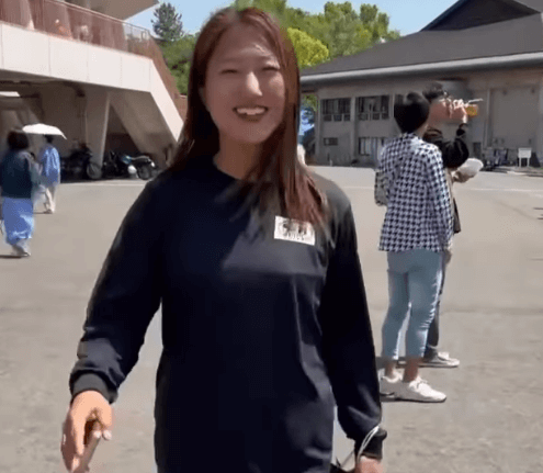 「ニコニコしていてかわいい」美女アスリート、七種競技を完走！ウォーキングムービーにファンうっとり