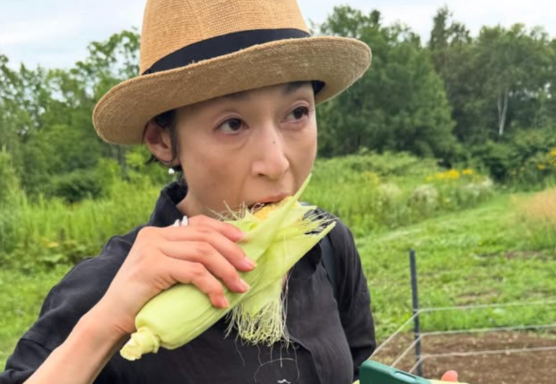 感慨深い北海道の夏休み記録、鈴木保奈美が紡いだニセコの収穫と思い出