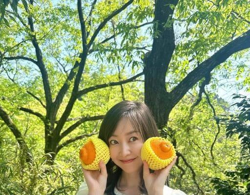 黒川智花、笑顔ではさむ“スモウ・シトラス”！海外でも人気のデコポンにほっこり