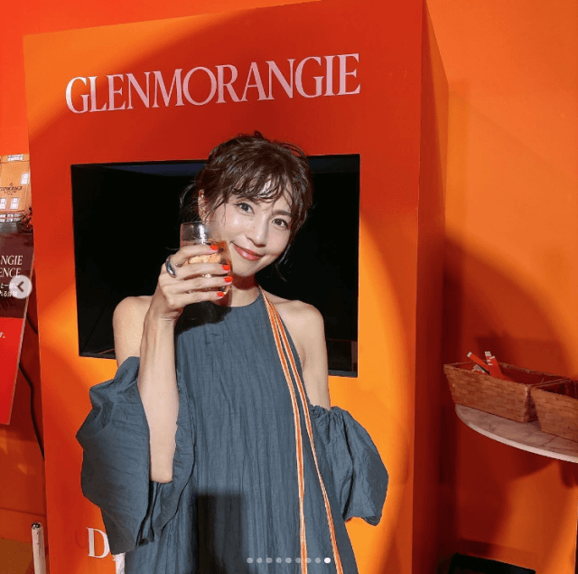 女優・安田美沙子がウイスキー片手にニッコリ！好みの“割り方”も明かす