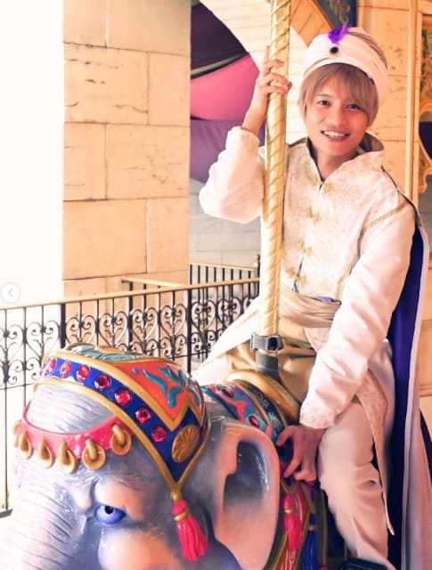 無邪気な笑顔が素敵！WEST. 中間淳太 メリーゴーランドを楽しむ！