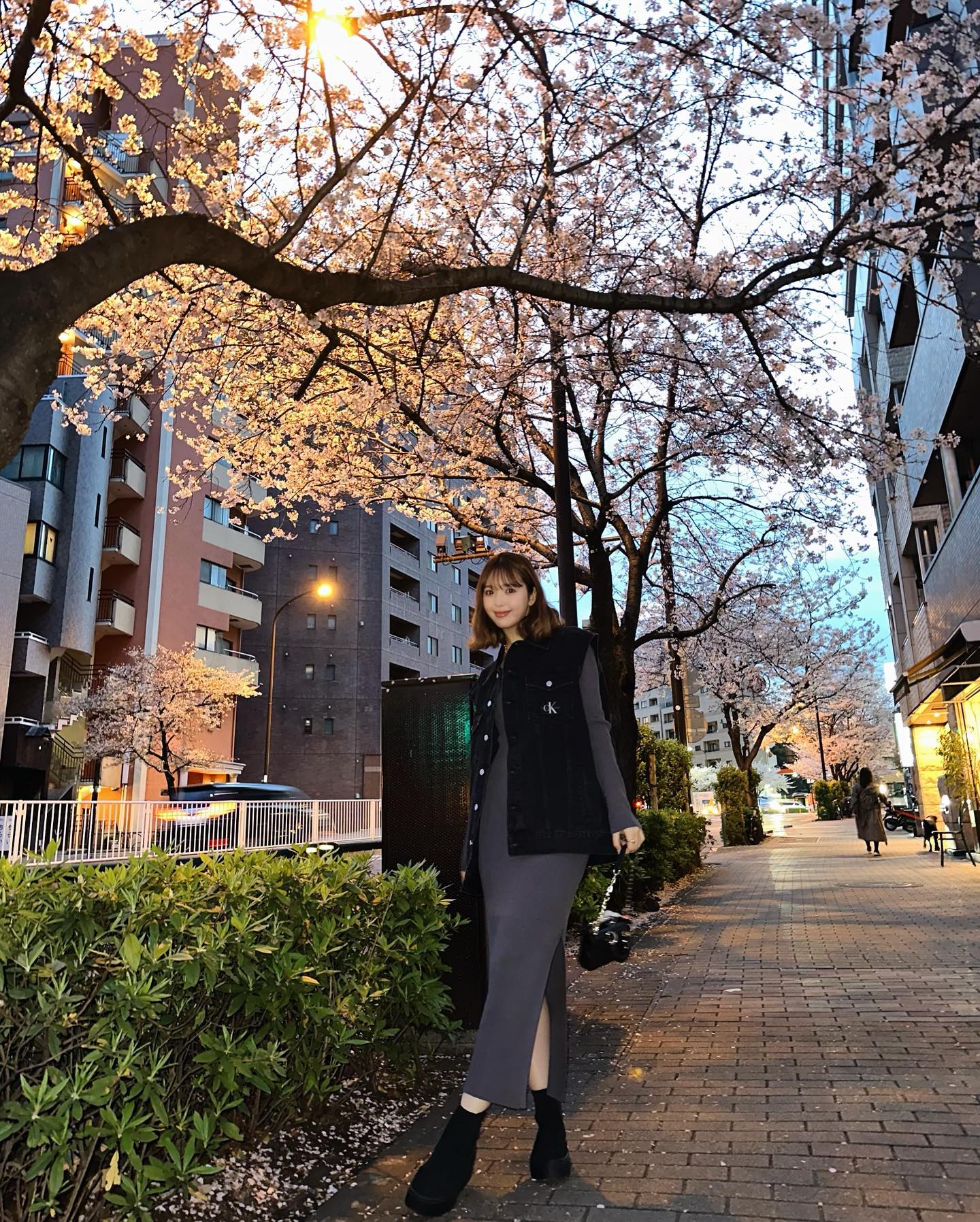 「今日の私服☺️🖤 桜見れた🌸」藤田ニコルの写真に「めちゃくちゃ可愛い😊😊😊」