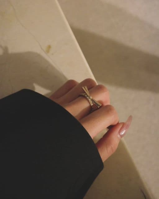 バチェラー出演の美人タレント、数年前から愛用しているお気に入りのアクセサリーを紹介しファンから”お似合い”の声！