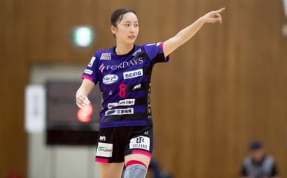 美女ハンドボール選手の勝利報告！クールビューティーな”キャプテン・ショット”も披露！「キャプテン、応援しておりまする～。」