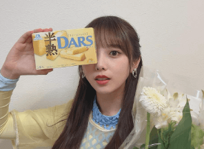 チョコの箱でほぼ隠れる小顔さ👀与田祐希 かわいすぎる写真を投稿📸