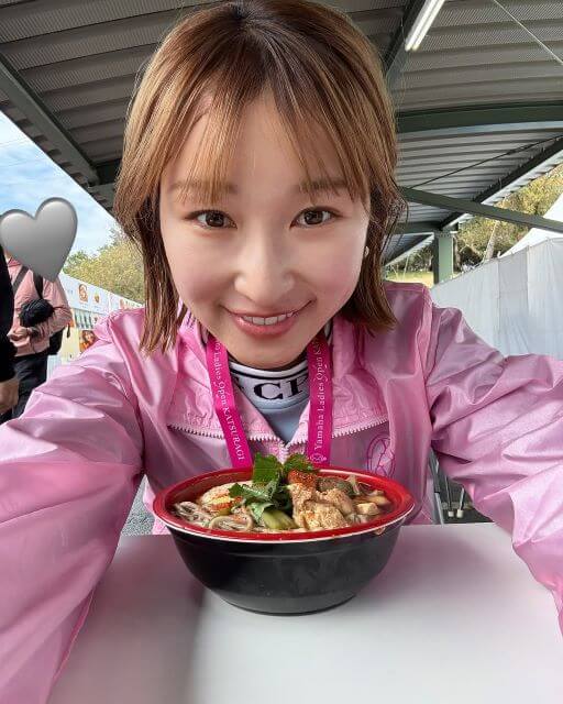 井上莉花、大会中の休憩ショット公開♡ラーメン片手にこの笑顔！