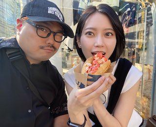 激変で話題の美人タレント ”有名芸人”彼氏との密着2ショット公開「本当に綺麗になった…」