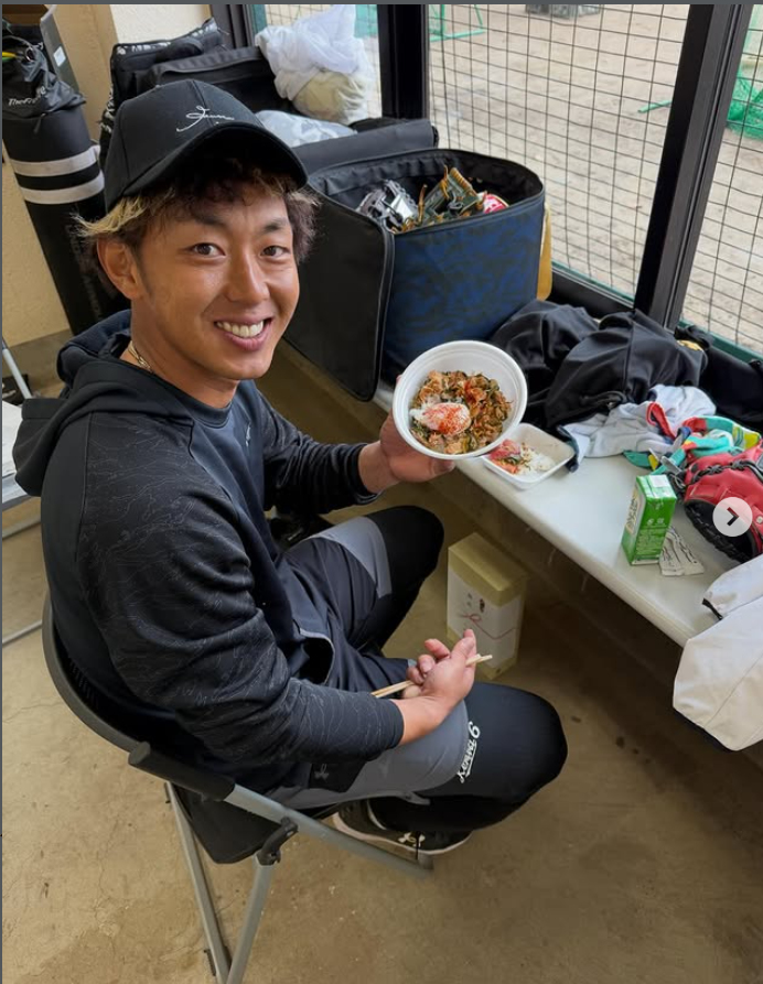 今宮健太、自主トレを支える「絶品ランチ」に笑顔！