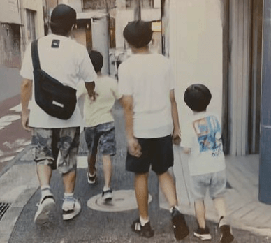 中村仁美が夫・大竹 一樹＆3兄弟での家族ショットを公開「すごい素敵」