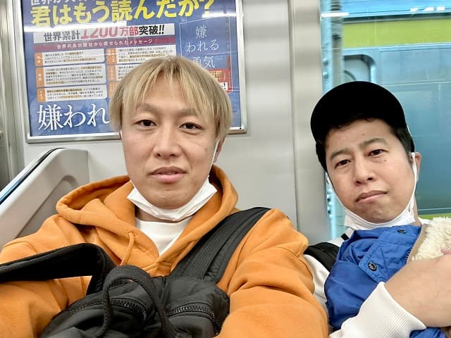 「2022年のチャンピオンは〇〇移動ですよ」お見送り芸人しんいちが同年M-1チャンプとの2Sを投稿！背景の広告にツッコミがｗ