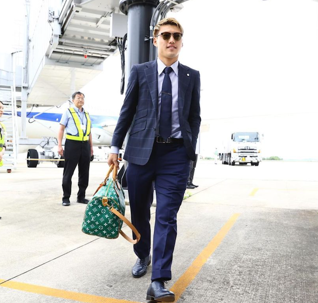 堂安がスーツ姿にサングラスで気合い十分な様子を公開