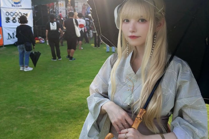 まるで姉弟のような若々しさ！益若つばさ、息子と今治の花火大会、タオル作りの旅へ