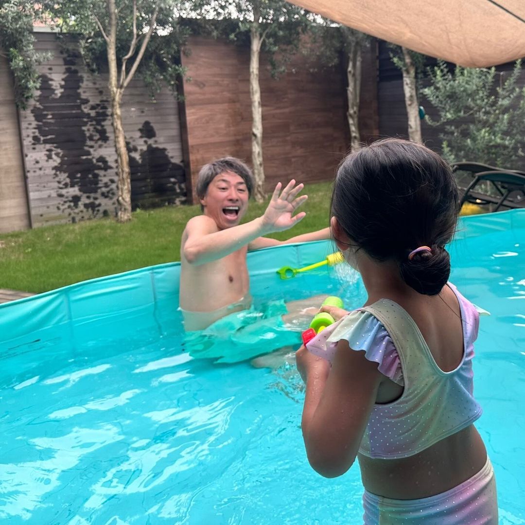 パパが標的！？田村淳が長女と水鉄砲で大はしゃぎ「ほんと良いパパだねぇ」