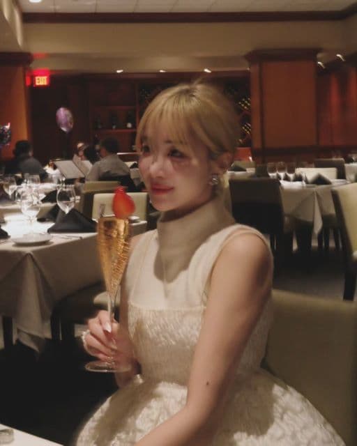 バチェラー出演美女、マンハッタンの夜景を見ながら豪華な食事を堪能！金髪ショート姿がかわいすぎると話題に