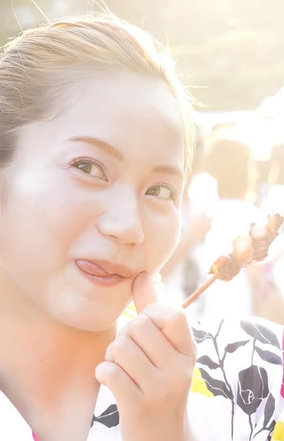 夕陽に映える浴衣美！美女プロレスラーが地元・松戸で見せた“夏祭りショット”