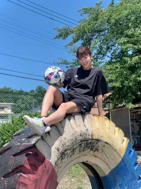 「小学生の夏休み？笑」サッカー激ウマ女優の眞嶋優、ハーパン×Tシャツで夏の日差し浴び可愛すぎるスマイル！