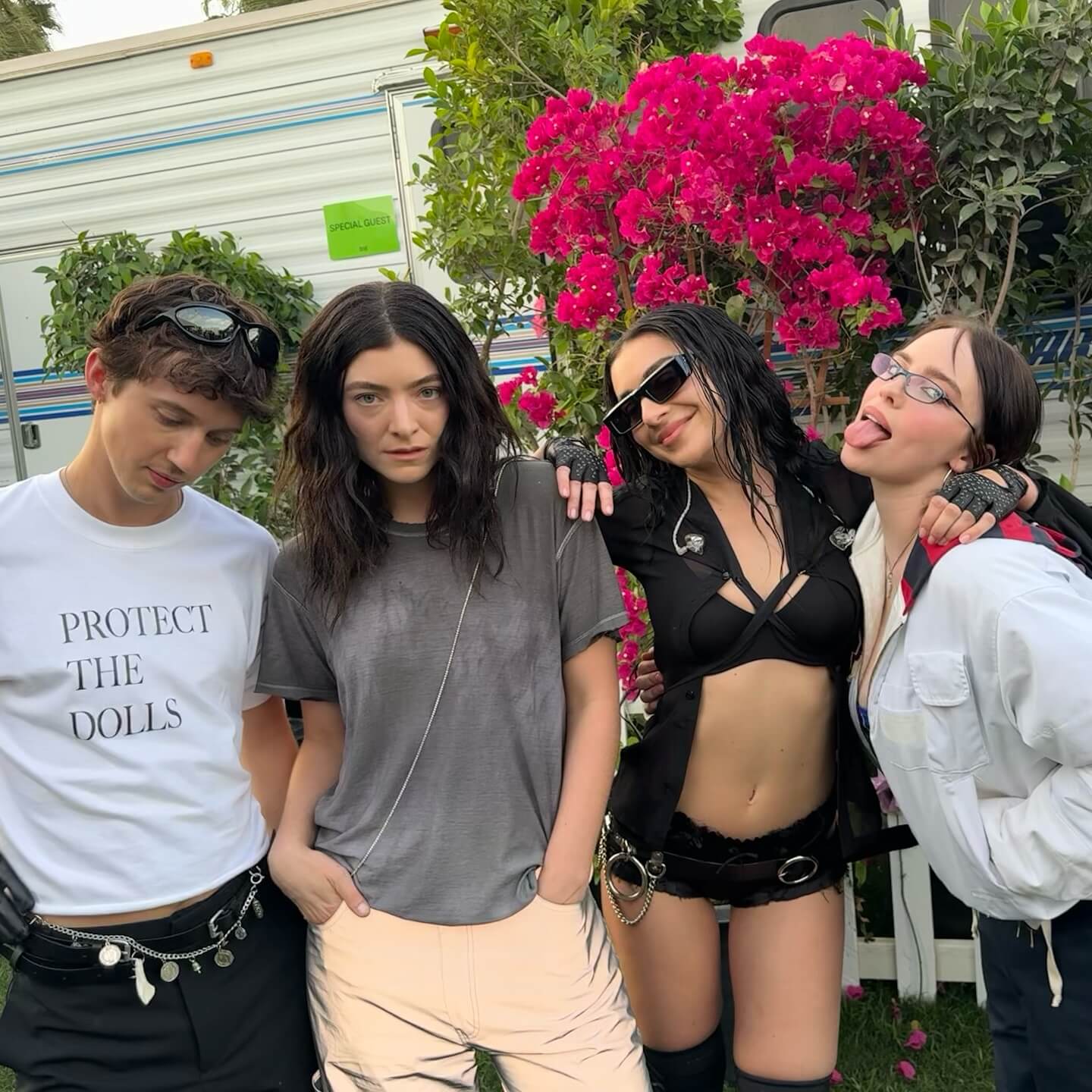 世界的シンガーソングライター チャーリー・XCXがコーチェラのオフ