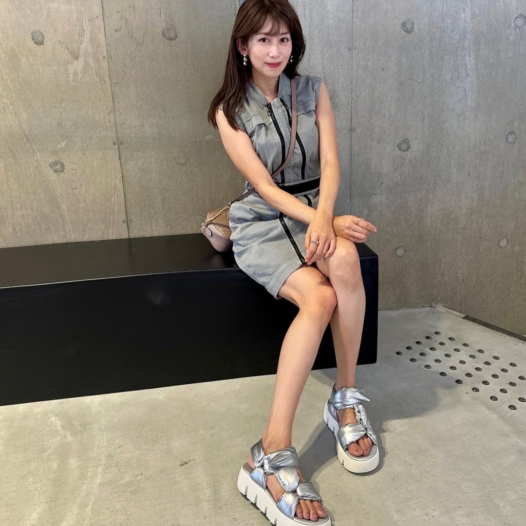 中川安奈が妹とスヌーピー展へ。生足さわやか夏コーデも、まさかの〇〇焼け跡が！