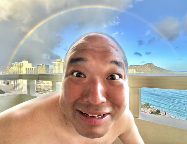 ご利益ありそう？人気芸人の虹をバックに撮った1枚が話題に