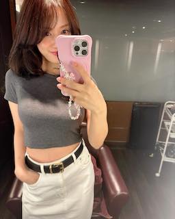 「たまんねーぞ」美人タレント 驚愕スタイルにいいね殺到 美ウエスト披露のヘソ出しショット公開で話題に