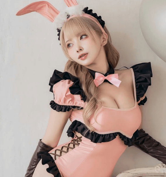 「フレンチメイドバニーで、推参いたす！」超人気コスプレイヤー、”海外ニキ”も集結するガチ惚れショットを披露！