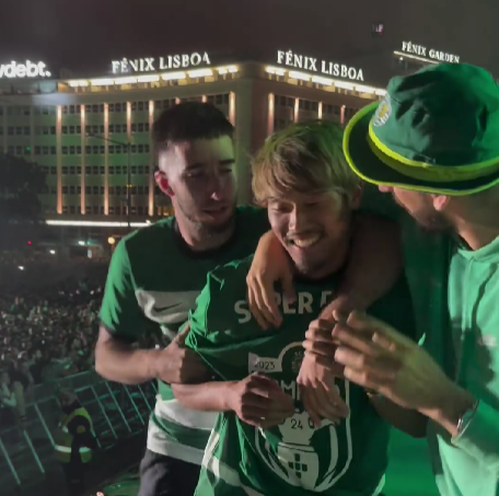 守田英正が熱唱!?スポルティングCPが優勝セレモニーを実施