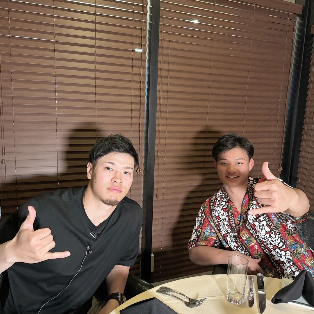 阪神のアイブラック兄弟がハワイで食事！？「わーい🙌好きな二人です！」