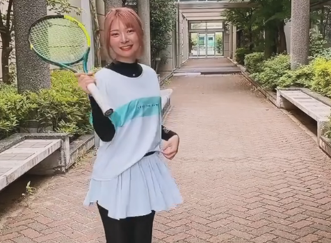 「ウェア可愛い～」テニス美女子、世田谷で魅せた”ホワイトブルーのウェアショット＆ムービー”がチャーミングだとファン魅了