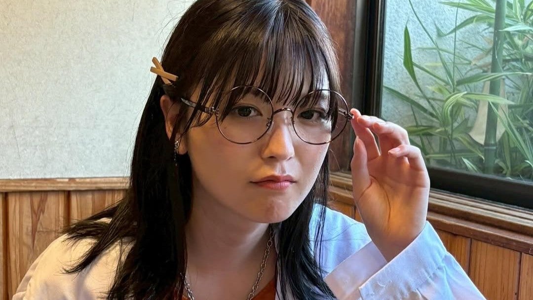 “知的すぎる変身” 女優が魅せた眼鏡ショットにファン悶絶「博士みたい」