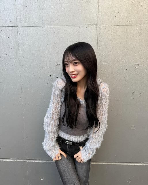 可愛さ全開！向井地美音さんの春コーデ、風にも負けずキラリ