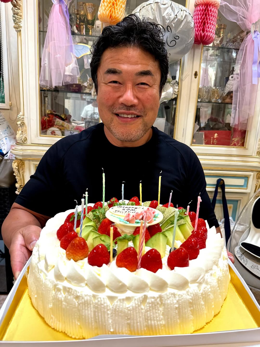 顔より大きいバースデーケーキ！佐々木健介の59歳誕生日を家族で祝福！