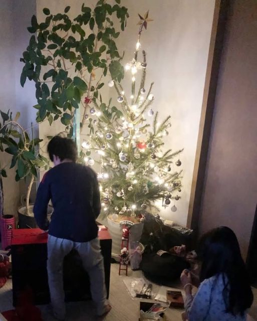 「早起きできるジャーん」市川海老蔵が"クリスマスの朝の図"アップ！プレゼントにソワッソワな息子の背中が可愛すぎると話題