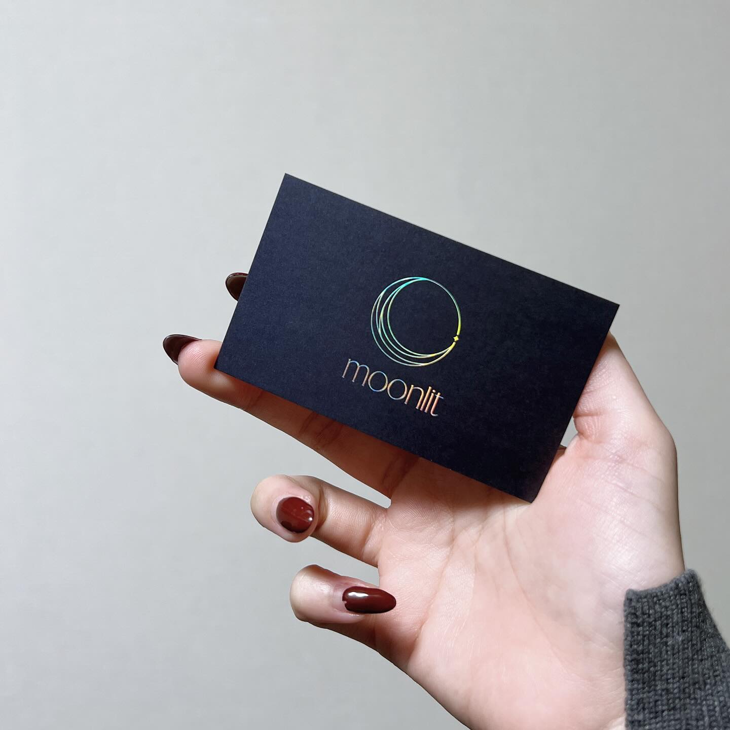 Youtuber ・えみ姉 自身の個人事務所moonlitのロゴと名刺を公開！「デザインがめっちゃ刺さる！」