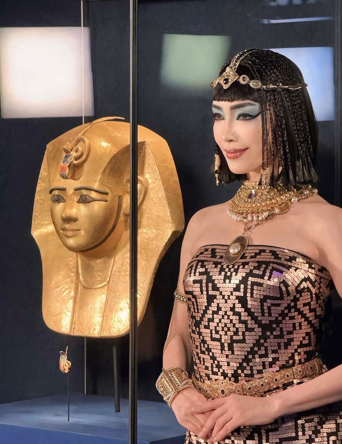 クレオパトラ風アンミカ、エジプトの歴史を纏う　15万人突破のイベントで豪華衣装披露