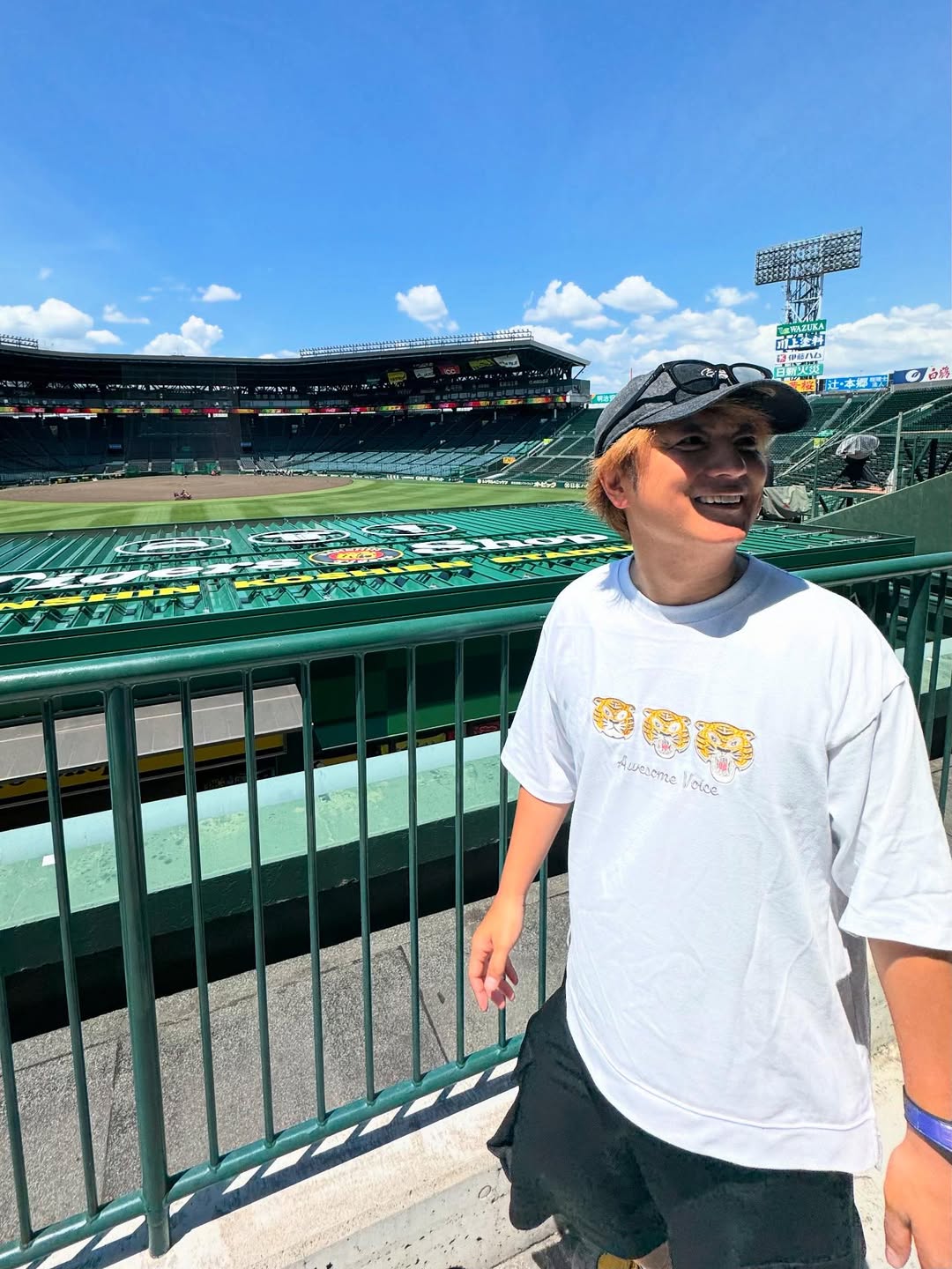 母校・横浜の熱い試合の感想は？元野球部 上地雄輔が甲子園での爽やかショットを投稿