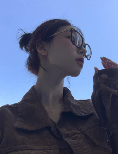 aespa・KARINA 「黒縁メガネ×秋色コーデ」が可愛いと話題！