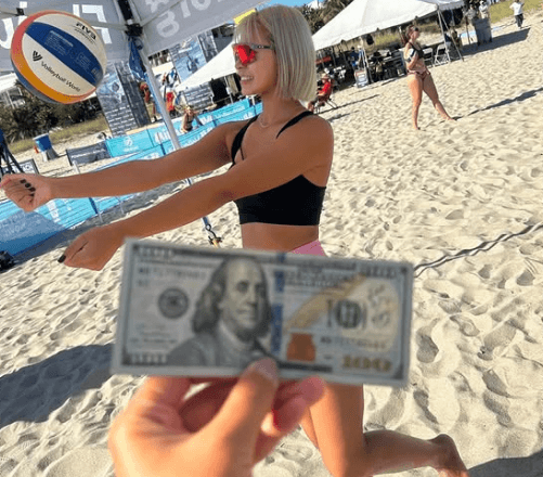「なぜ、そこをお札で隠したとな」話題の金髪美女ビーチバレー選手、ギャグに振り切る”ブッ飛びショット”にファン熱狂！