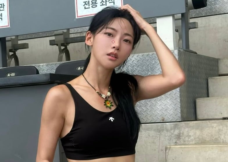 濡れた前髪と浮かぶ腹筋…“陸上界のカリナ”が見せた無防備な美