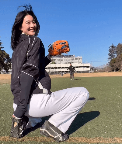 空手初段の美女モデル、野球女子モードに！元プロ野球選手との”キャッチボールシーン＆振り向きスマイル”にファン大熱狂！