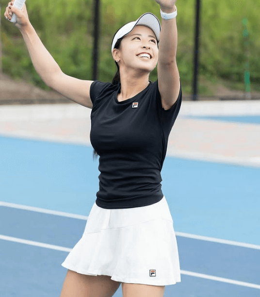 「ワタシ…笑顔すぎない？」美女プロテニス女子、ブラック＆ホワイトの”閃光美脚ショット”にファン燃え盛る！「ヤババ、可愛い」