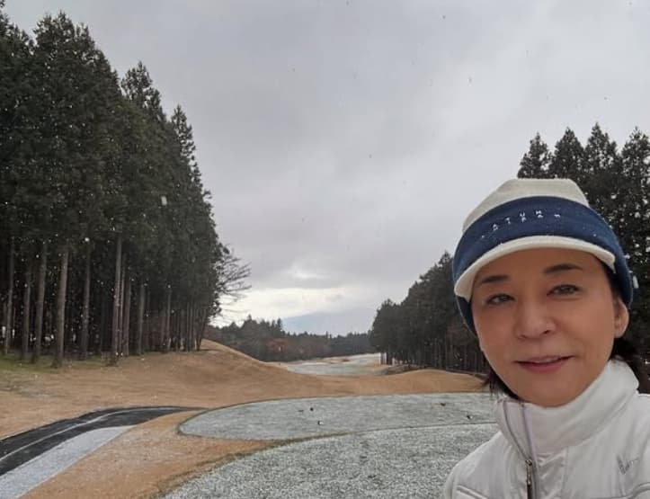「吹雪いてる‥」高嶋ちさ子、息子と雪の中ゴルフの様子を公開！