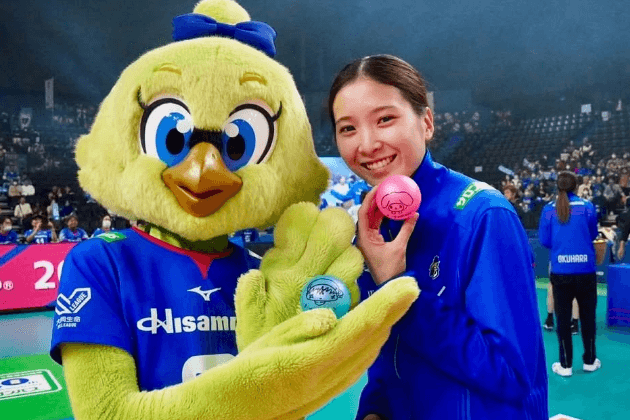 「ひたすら可愛い…」美女バレーボーラー、マスコット”ハルちゃん”との2ショットが可愛すぎと話題！「笑顔いつ見ても素敵」