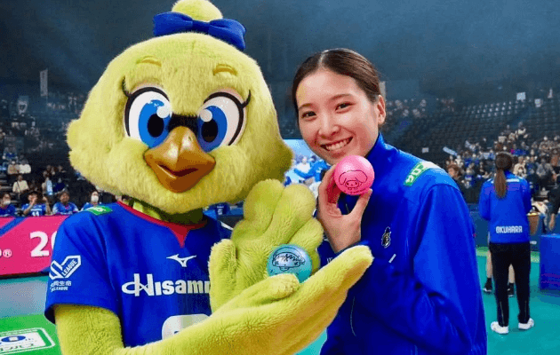 「ひたすら可愛い…」美女バレーボーラー、マスコット”ハルちゃん”との2ショットが可愛すぎと話題！「笑顔いつ見ても素敵」