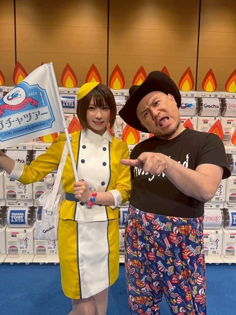 人気コスプレイヤー えなこがハリウッドザコシショウとコンビを結成!?『ガチャ日本上陸60周年ツアー』出発式に出演