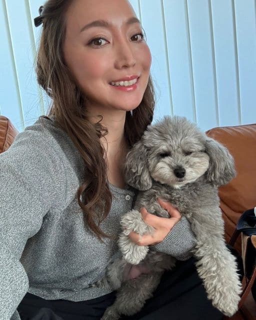 「普段はもっと可愛いんです」加藤綾菜、カトちゃんを新幹線までお見送り！愛犬は暑くて衝撃的な顔に…？！