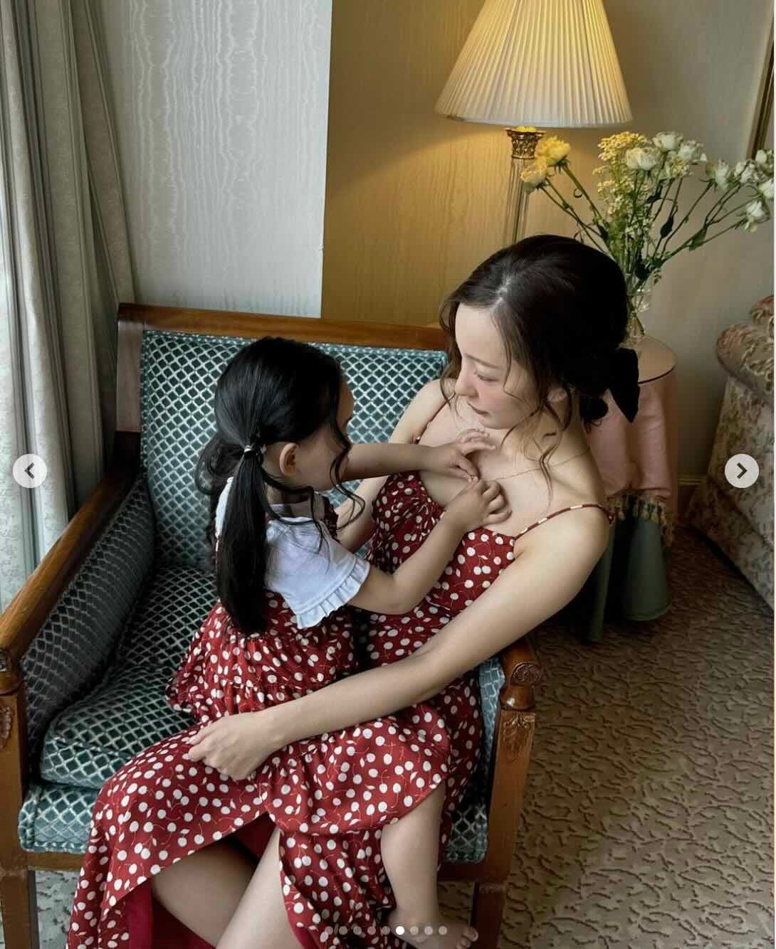 板野友美　娘とお揃いワンピースコーデ