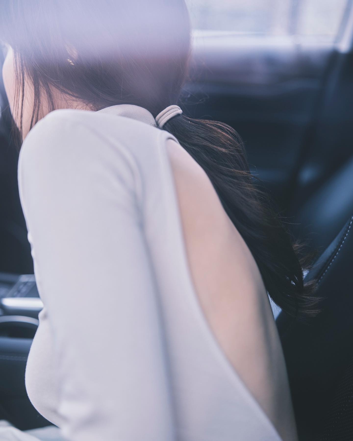 有村架純、大胆に背中露出し写真集発売を報告✨