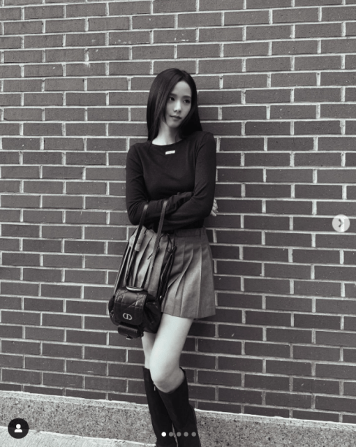 BLACKPINK・ジス「BLACK×ミニスカ」コーデが可愛すぎると話題！