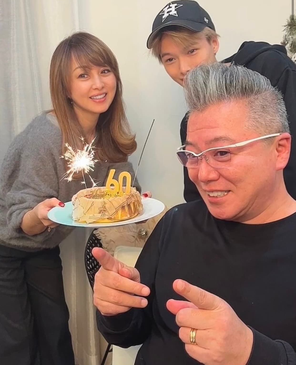 渡辺美奈代と息子・矢島名月が、夫の還暦祝いケーキを持ってサプライズ登場！